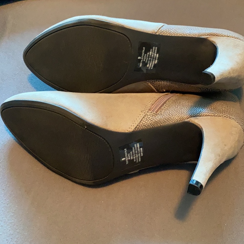3 for $20 π EXPRESS Size 9 Gray Booties - Picture 3 of 5